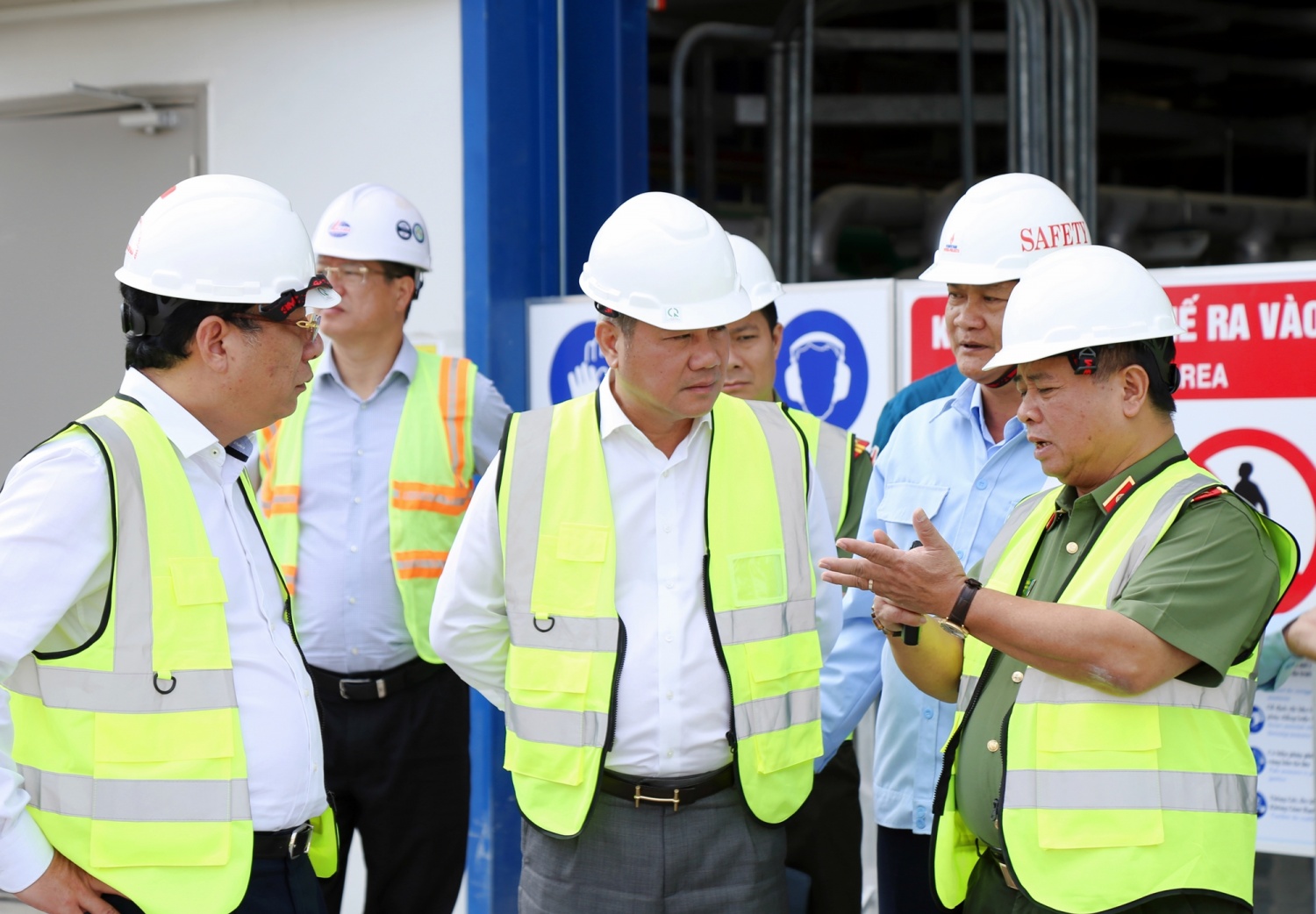 Trung tướng Nguyễn Đình Thuận trao đổi cùng lãnh đạo Petrovietnam, PV Power tại Nhà máy điện Nhơn Trạch 3 và 4