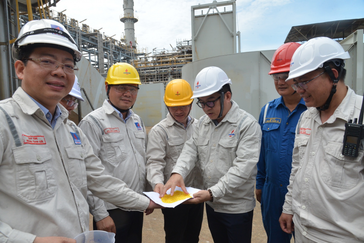 Ban lãnh đạo BSR kiểm tra chất lượng hạt lưu huỳnh sau sản xuất, đảm bảo tiêu chuẩn kỹ thuật trước khi xuất xưởng Ban lãnh đạo BSR kiểm tra chất lượng hạt lưu huỳnh sau sản xuất, đảm bảo tiêu chuẩn kỹ thuật trước khi xuất xưởng