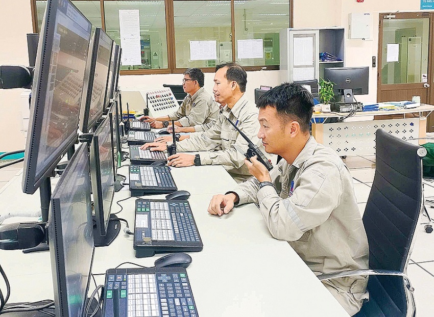 Anh Trịnh Xuân Lương (người đầu tiên) cùng đồng nghiệp trong ca trực