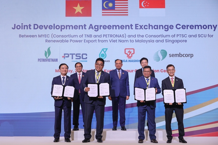 Thủ tướng Phạm Minh Chính cùng Thủ tướng Malaysia Anwar Ibrahim và Thủ tướng Singapore Lawrence Wong chứng kiến lễ trao thỏa thuận hợp tác phát triển giữa các tập đoàn năng lượng hàng đầu của 3 nước về xuất khẩu điện tái tạo từ Việt Nam sang Malaysia và Singapore. (Ảnh: VGP)