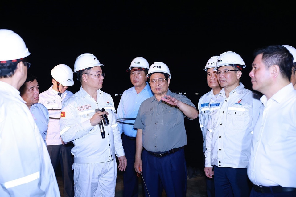 Thủ tướng Phạm Minh Chính đến thăm và làm việc tại Trung tâm Công nghiệp năng lượng và hậu cần kỹ thuật PTSC.