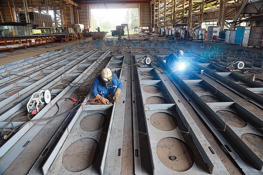 Công nhân PVSM thực hiện các hạng mục trong dự án đóng series tàu đa năng cho chủ tàu Hà Lan