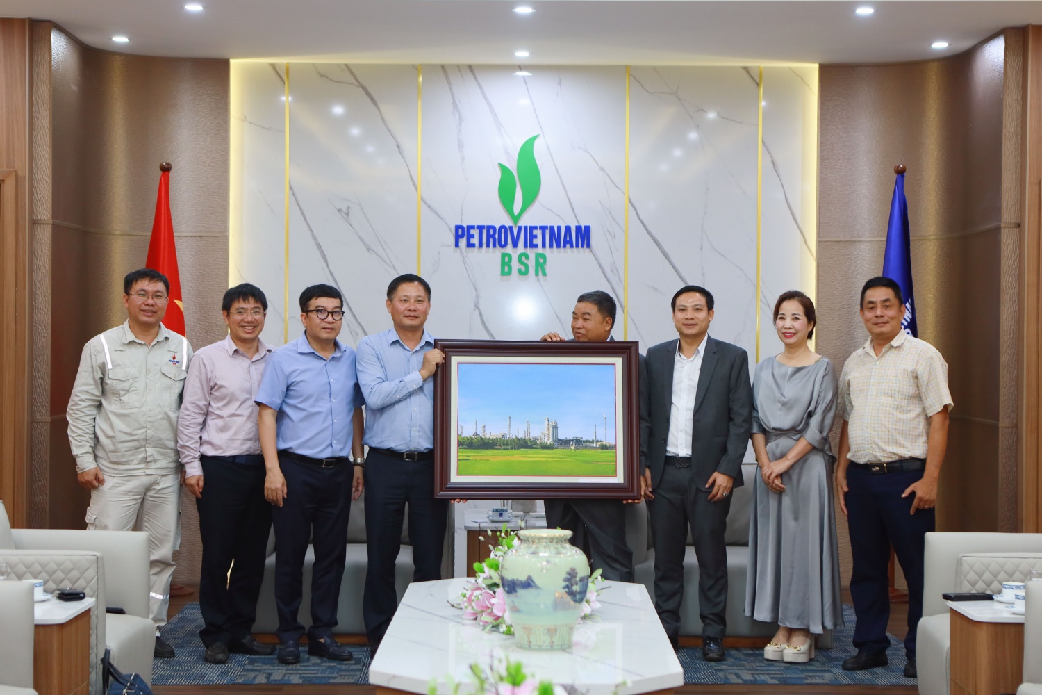 Ban lãnh đạo BSR (bên trái) trao tặng bức tranh NMLD Dung Quất do họa sĩ Việt Nam vẽ cho Công ty Somvanchaleun. Ban lãnh đạo BSR (bên trái) trao tặng bức tranh NMLD Dung Quất do họa sĩ Việt Nam vẽ cho Công ty Somvanchaleun.
