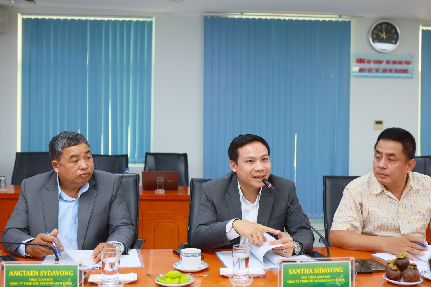 Đại diện Somvanchaleun trao đổi các nội dung liên quan đến hợp tác giữa hai đơn vị.