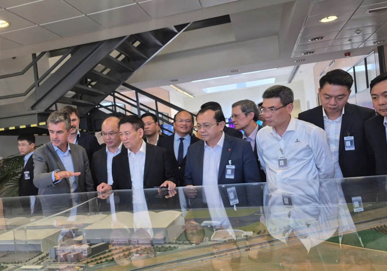 Đoàn công tác cấp cao của Chính phủ Việt Nam thăm và làm việc với lãnh đạo Nhà máy sản xuất Airbus (tại Sevilla).