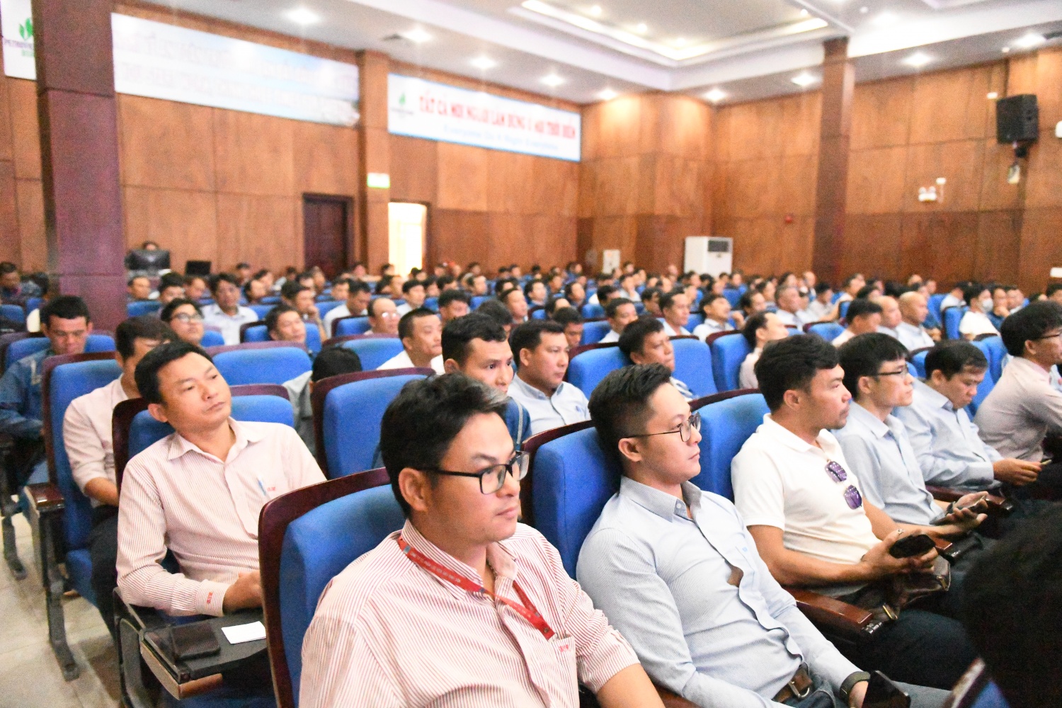 CBCNV BSR tham gia họp An toàn lần thứ 2 năm 2025, thể hiện tinh thần trách nhiệm cao trong xây dựng môi trường làm việc an toàn và bền vững.