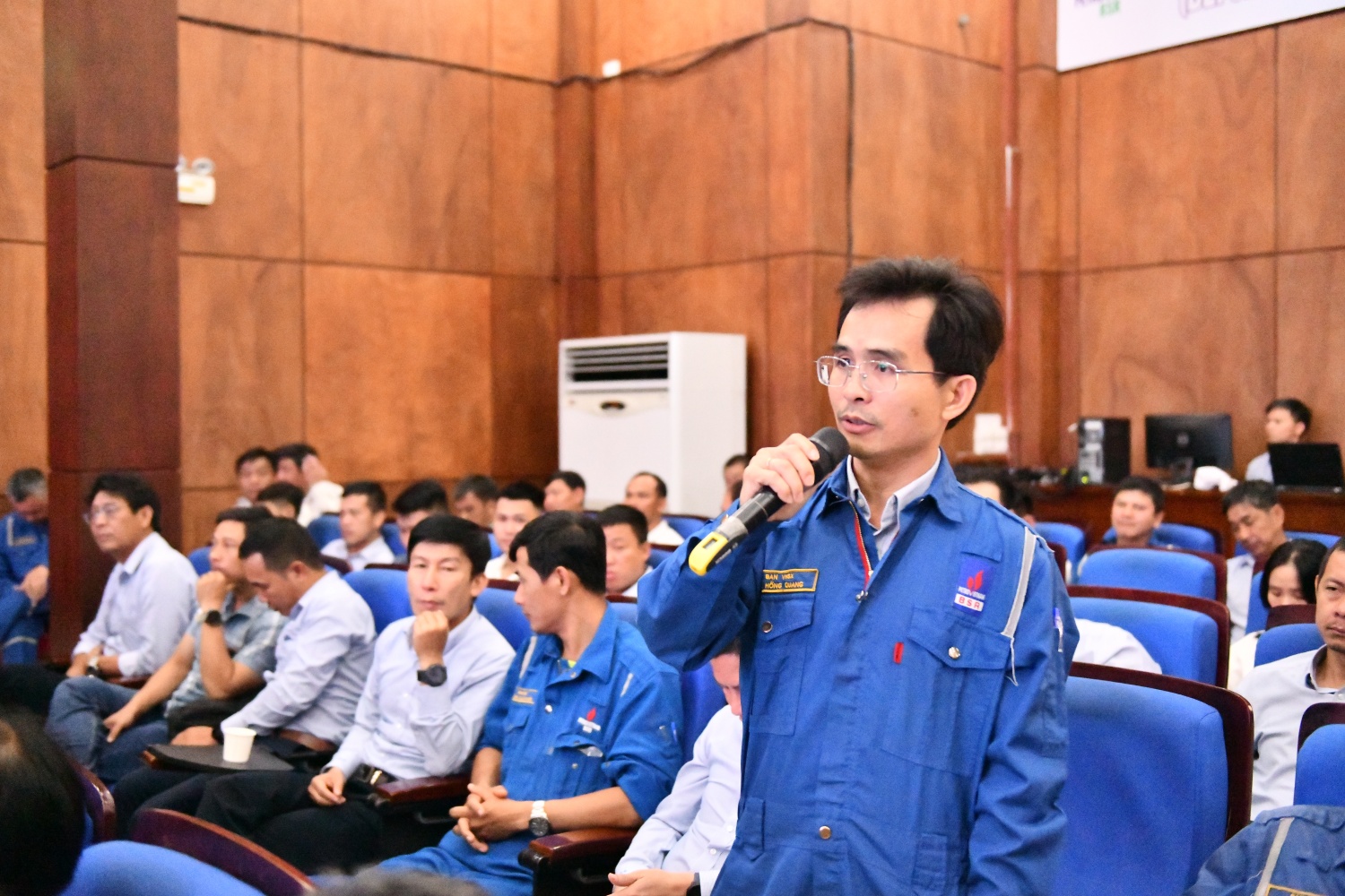 CBCNV BSR tham gia đóng góp ý kiến nhằm nâng cao văn hóa an toàn trong buổi họp phổ biến kế hoạch an toàn môi trường.