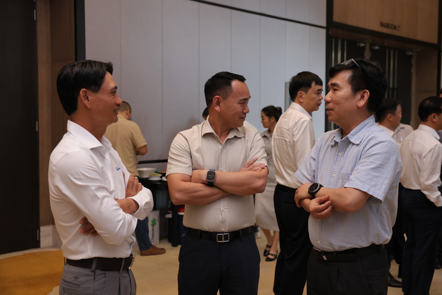 Các đại biểu trao đổi thông tin bên lề hội thảo.