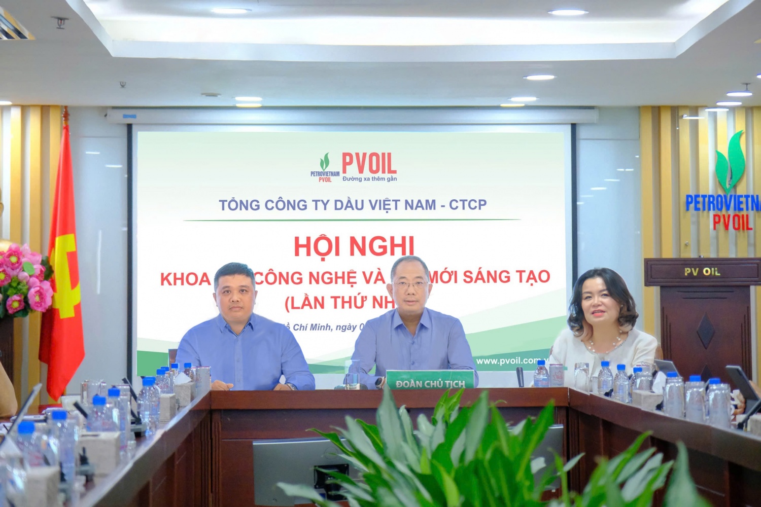 Chủ trì Hội nghị: ông Cao Hoài Dương - Bí thư Đảng ủy, Chủ tịch HĐQT Tổng công ty; ông Nguyễn Đăng Trình - Phó Bí thư Đảng ủy, Tổng Giám đốc Tổng công ty; bà Lê Thị Thu Hương - Phó Tổng Giám đốc, Chủ tịch Hội đồng khoa học Tổng công ty