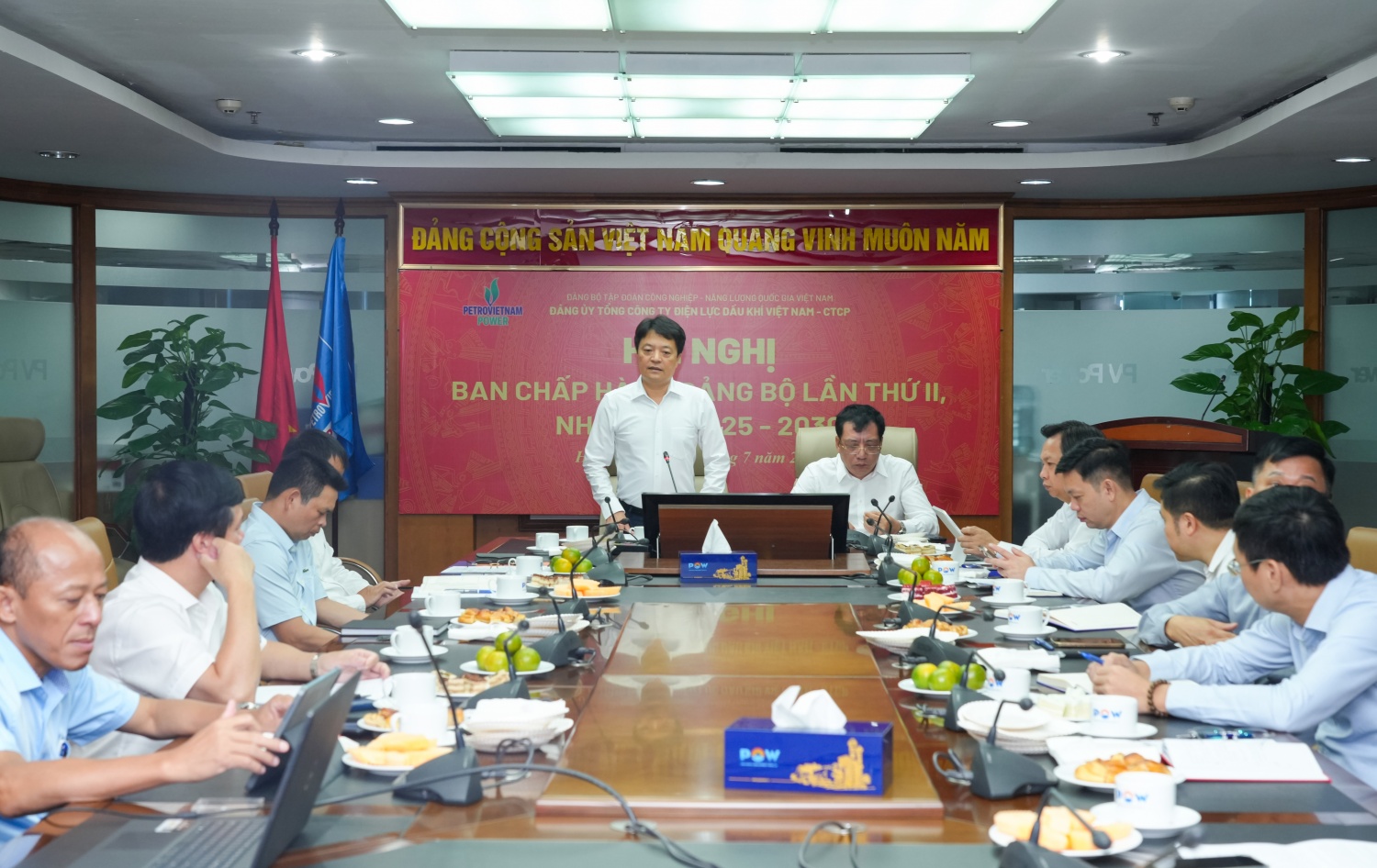 Đồng chí Hoàng Văn Quang - Bí thư Đảng ủy, Chủ tịch HĐQT PV Power và đồng chí Lê Như Linh - Phó Bí thư Đảng ủy, Tổng Giám đốc PV Power chủ trì hội nghị.