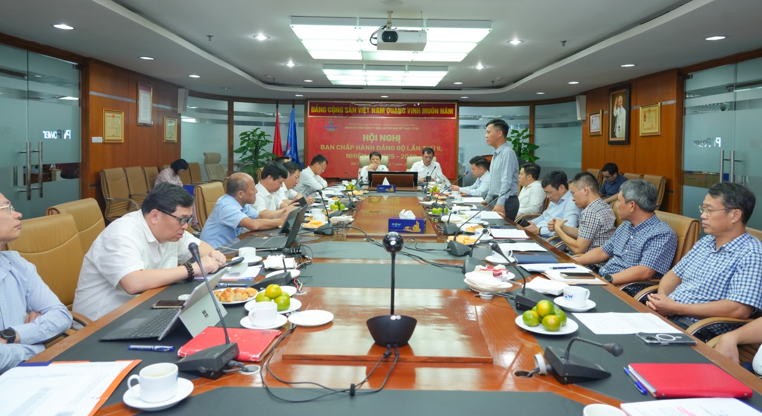 Các đại biểu tham luận tại hội nghị