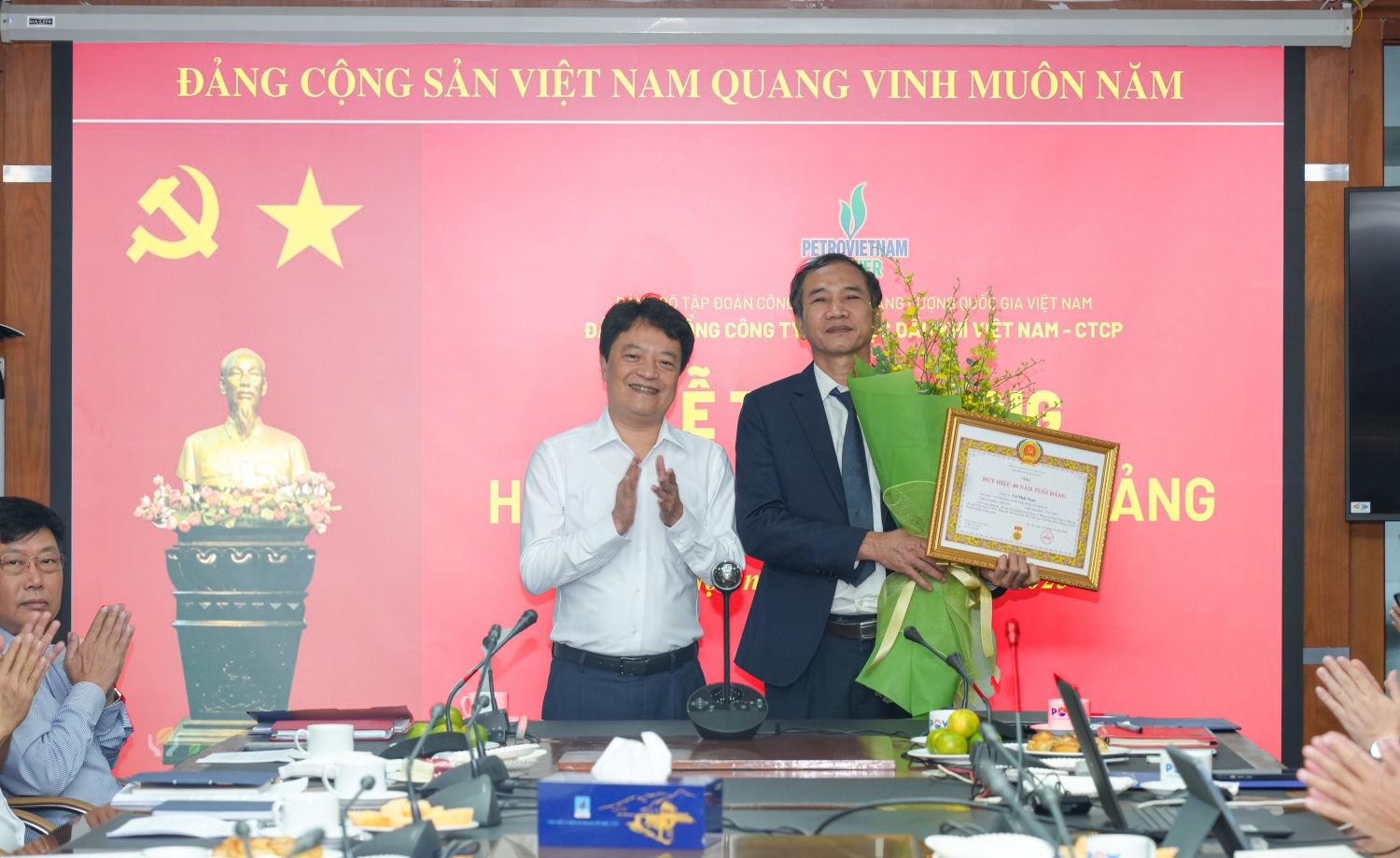 Đồng chí Hoàng Văn Quang - Bí thư Đảng ủy, Chủ tịch HĐQT PV Power trao Huy hiệu 40 năm tuổi Đảng cho đồng chí Võ Nhật Nam