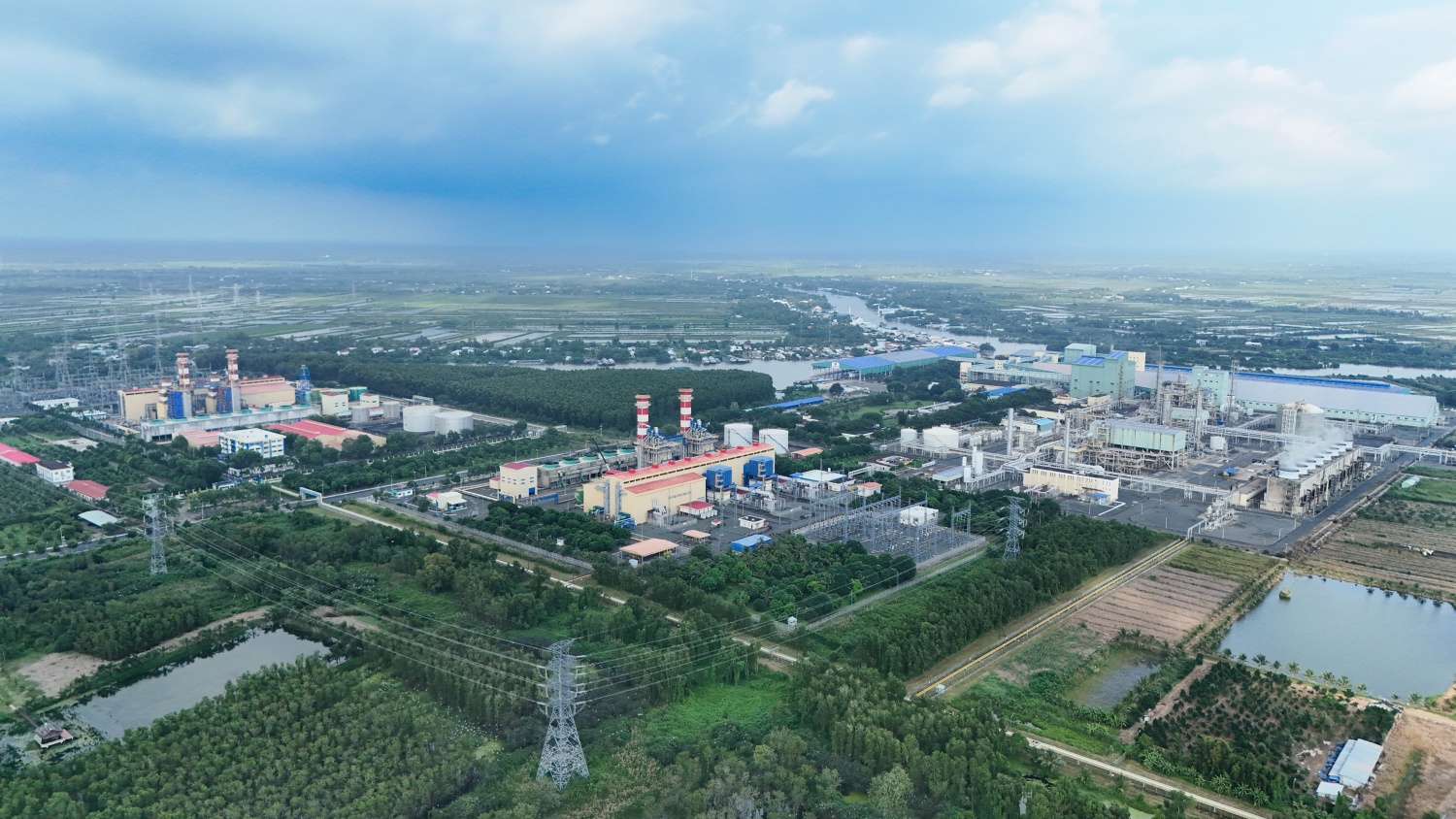 Nhà máy Điện Cà Mau 1 và 2, với tổng công suất 1.500 MW, được trang bị công nghệ tuabin khí chu trình hỗn hợp, với cấu hình 2-2-1, mỗi Nhà máy bao gồm 2 tuabin khí, 2 lò thu hồi nhiệt và 1 tuabin hơi, trong đó, tuabin khí và tuabin hơi đều có công suất 250 MW do Tập đoàn Siemens (Cộng hòa Liên bang Đức) thiết kế, cung cấp và lắp đặt thiết bị.