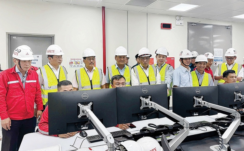 Đại biểu chứng kiến thời điểm Nhà máy Điện Nhơn Trạch 4 chính thức hòa lưới điện quốc gia