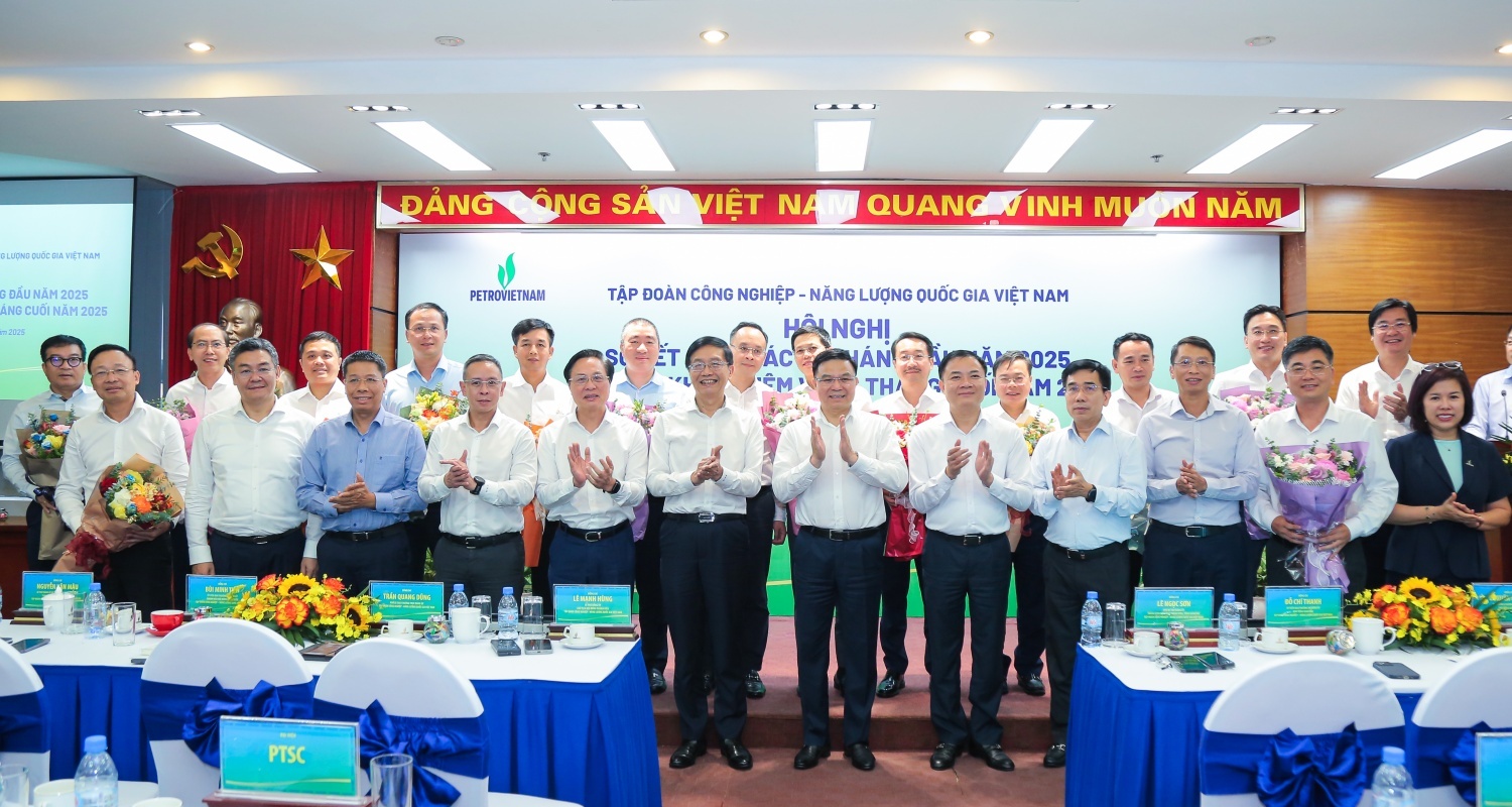 Lãnh đạo Petrovietnam cùng đại diện lãnh đạo các đơn vị có thành tích xuất sắc trong hoạt động sản xuất kinh doanh 6 tháng đầu năm.