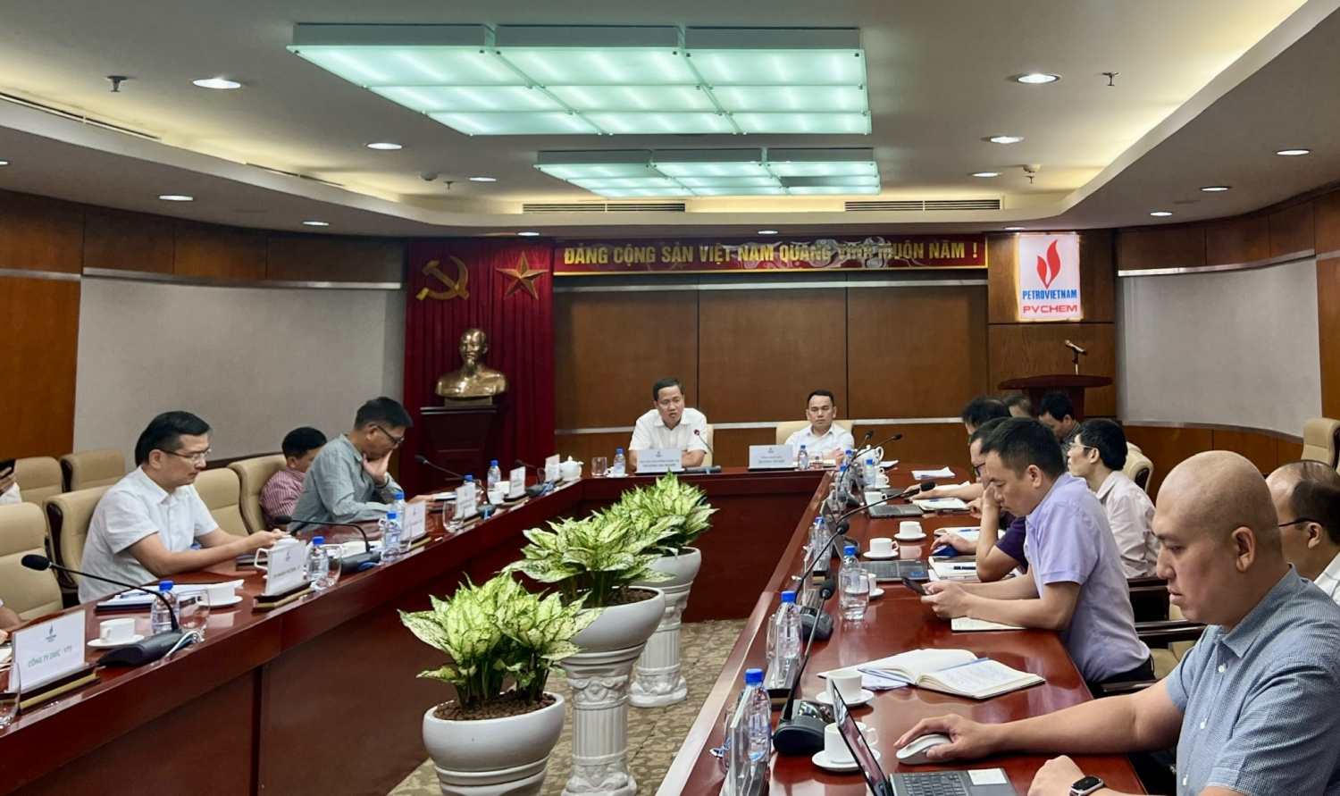 Toàn cảnh Hội nghị sơ kết công tác Đảng và sản xuất kinh doanh 6 tháng đầu năm 2025 tại trụ sở PVChem, Hà Nội.