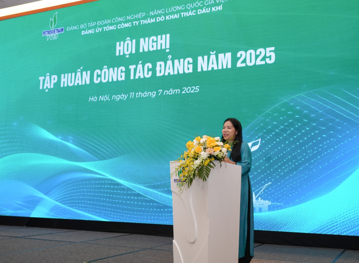 Ths Đặng Thị Minh Hảo, Giảng viên chính Khoa Xây dựng Đảng (Trường Đào tạo cán bộ Lê Hồng Phong) chia sẻ tại hội nghị