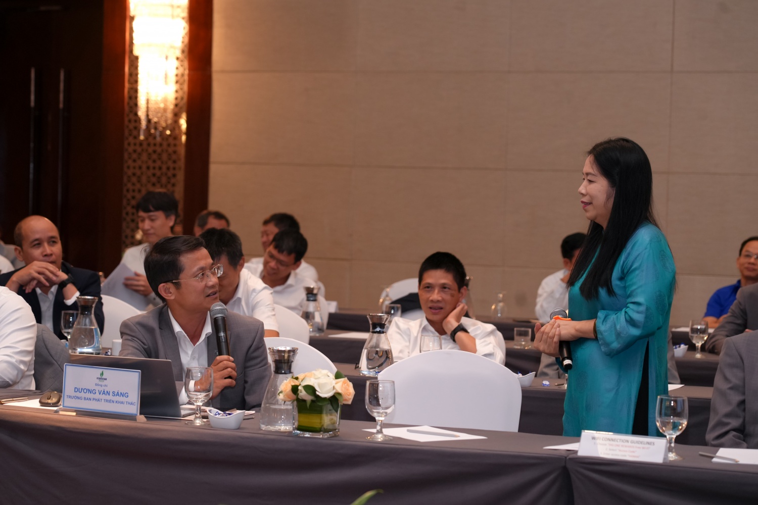 Các đại biểu trao đổi, thảo luận với giảng viên tại hội nghị
