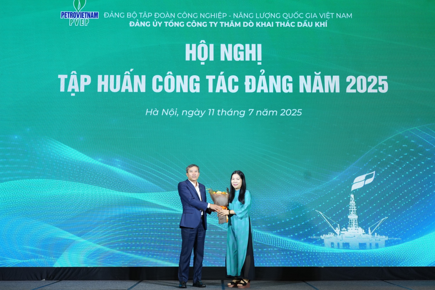 Đồng chí Hoàng Ngọc Trung tặng hoa cảm ơn Thạc sĩ, Giảng viên Đặng Thị Minh Hảo