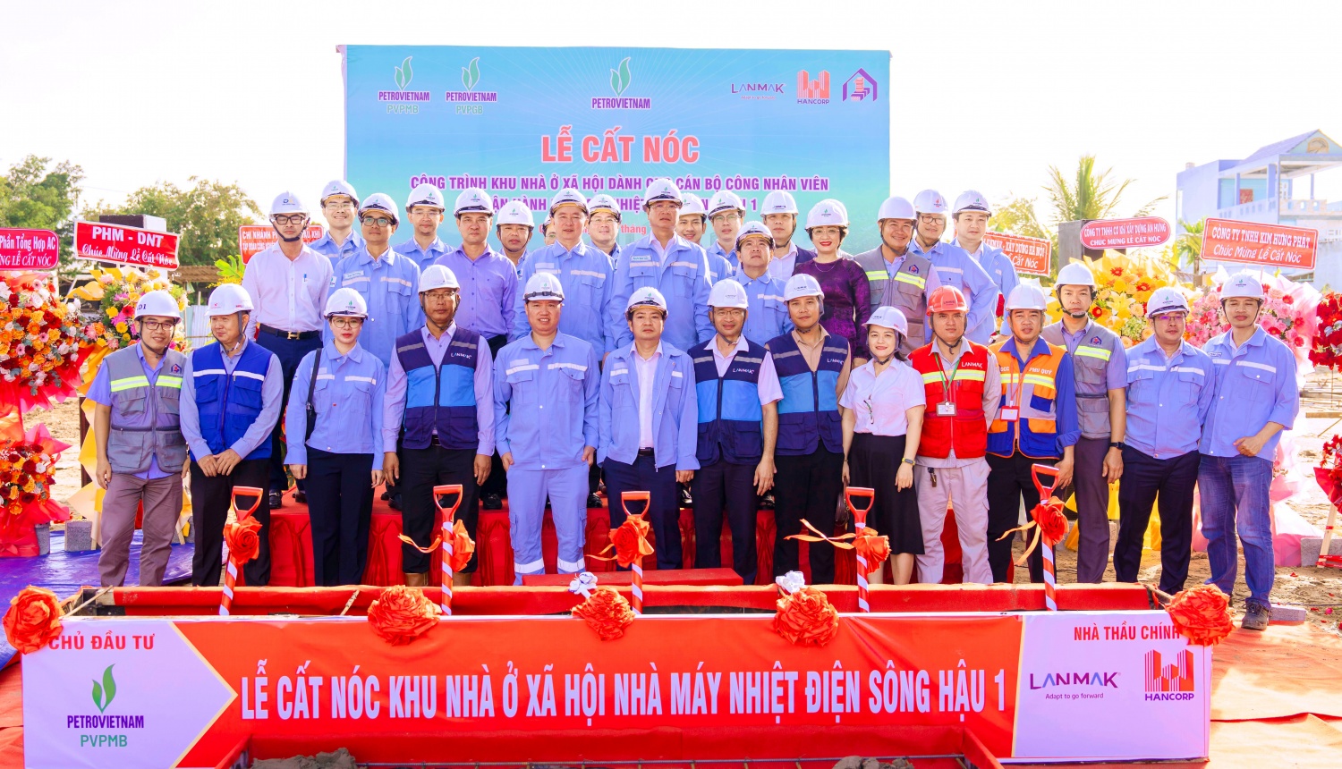 Các đại biểu tham dự buổi lễ