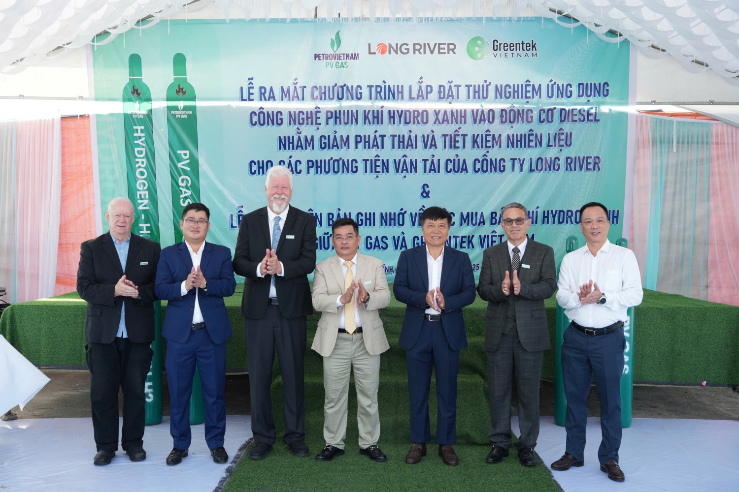 Đại diện PV GAS, Greentek Việt Nam và Long River trong buổi thử nghiệm công nghệ phun khí hydro xanh vào động cơ diesel.