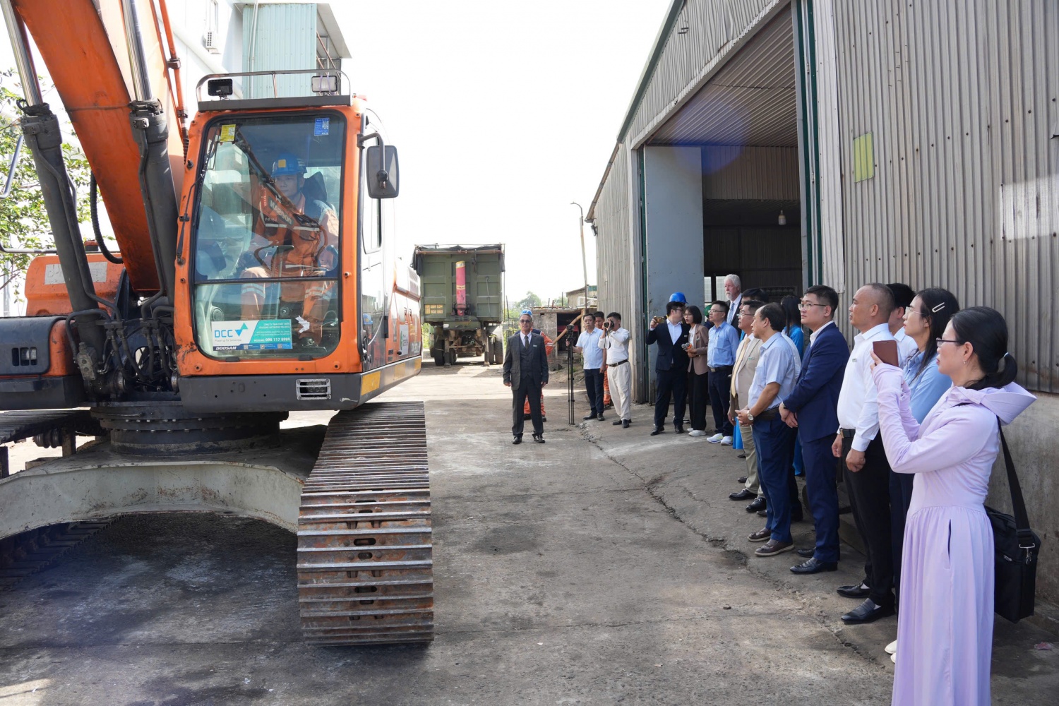 Xe chạy thiết bị công nghệ phun khí hydro xanh vào động cơ diesel trong buổi thử nghiệm.