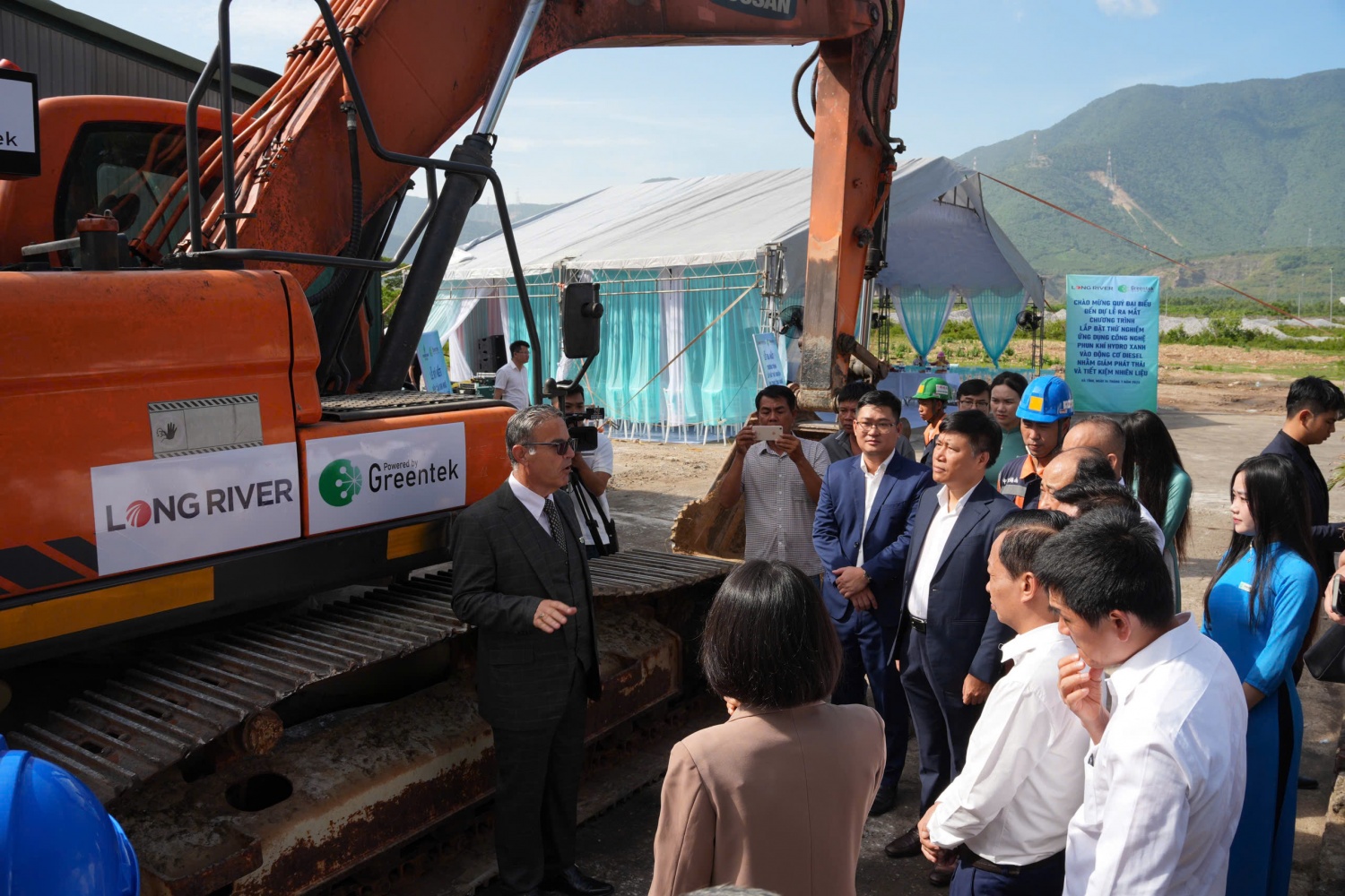 Ông William Matar - nhà phát minh công nghệ phun khí hydro trình bày nguyên lý công nghệ phun khí hydro xanh vào động cơ diesel.