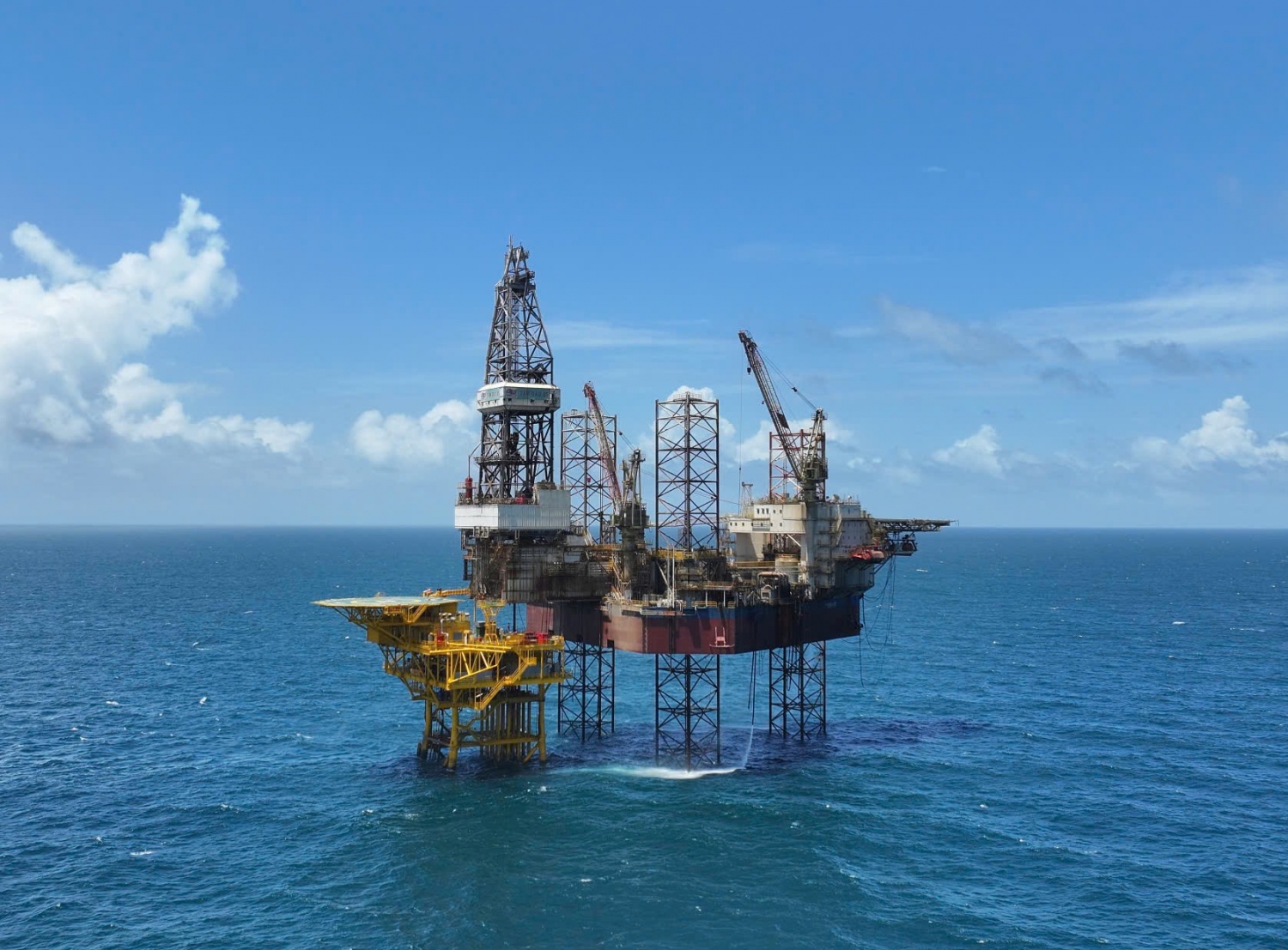 WHP-KTN platform and Tam Dao 5 drilling rig