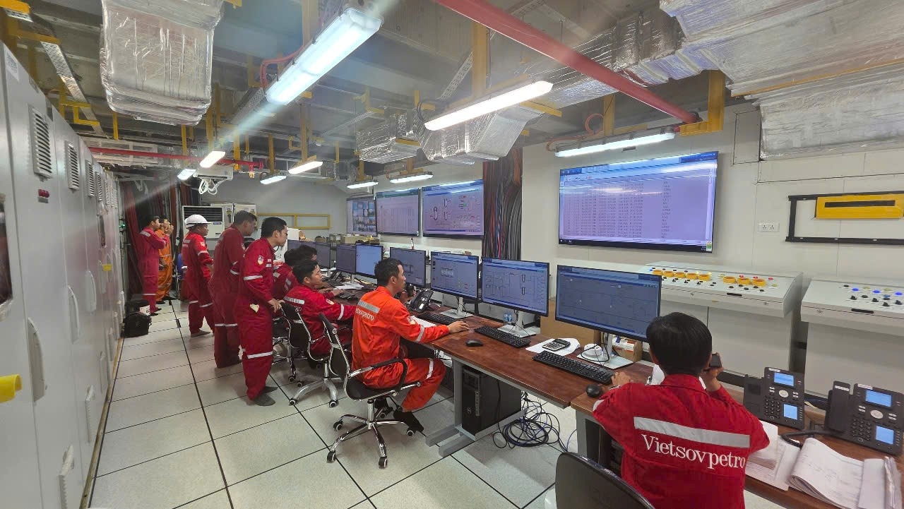 Engineers and specialists working in the control room on the CPP-KNT platform.