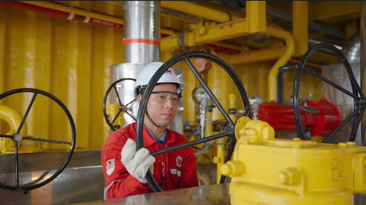 Operator opening a valve on the CPP-KNT platform.