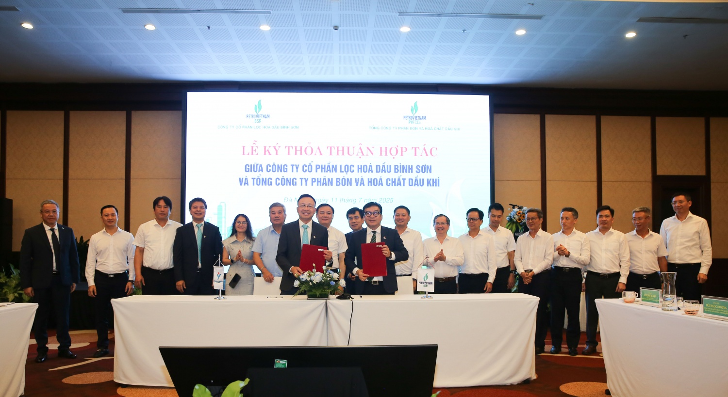 Đại diện BSR và PVFCCo thực hiện ký kết thỏa thuận hợp tác toàn diện.