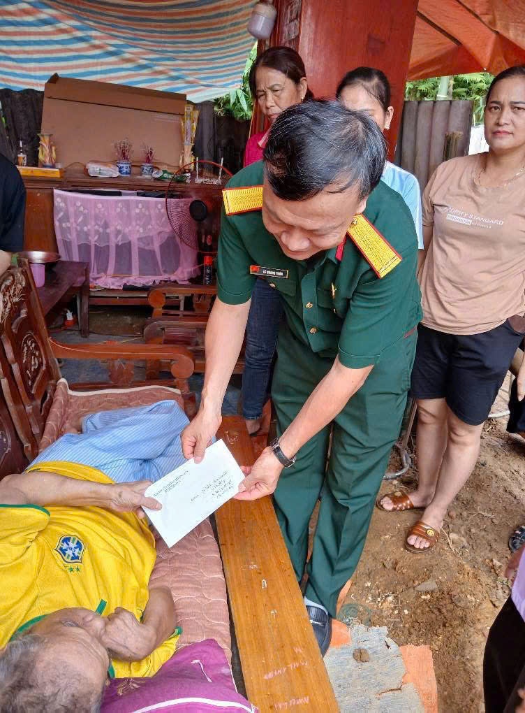 Đồng chí Lê Quang Toán trao quà thăm hỏi, động viên ông Trần Quốc Dư.