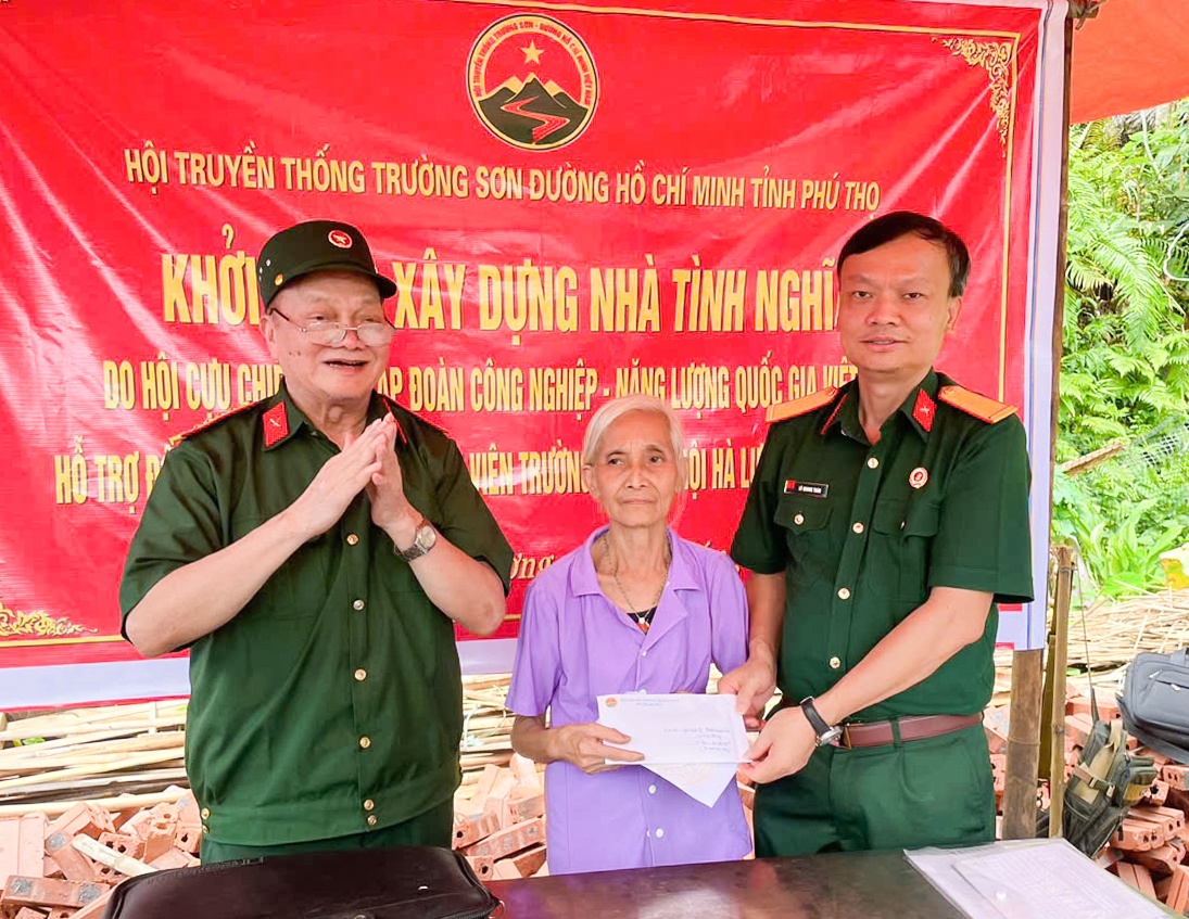 Đồng chí Lê Quang Toán - Phó Chủ tịch Hội CCB Petrovietnam và đồng chí Vũ Tiến Đặng - Chủ tịch Hội truyền thống Trường Sơn đường Hồ Chí Minh tỉnh Phú Thọ trao tặng kinh phí hỗ trợ xây dựng nhà tình nghĩa cho gia đình ông Trần Quốc Dư.
