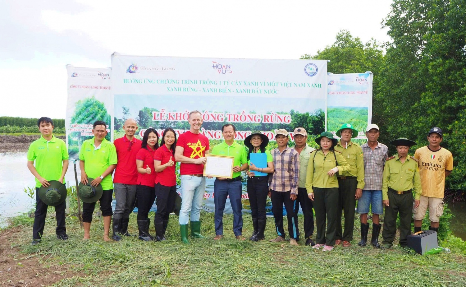 Đại diện HL-HV JOCs nhận Giấy chứng nhận do Viện Khoa học Lâm nghiệp Nam bộ trao tặng vì sự đồng hành trong chương trình trồng rừng ngập mặn tại Cà Mau.