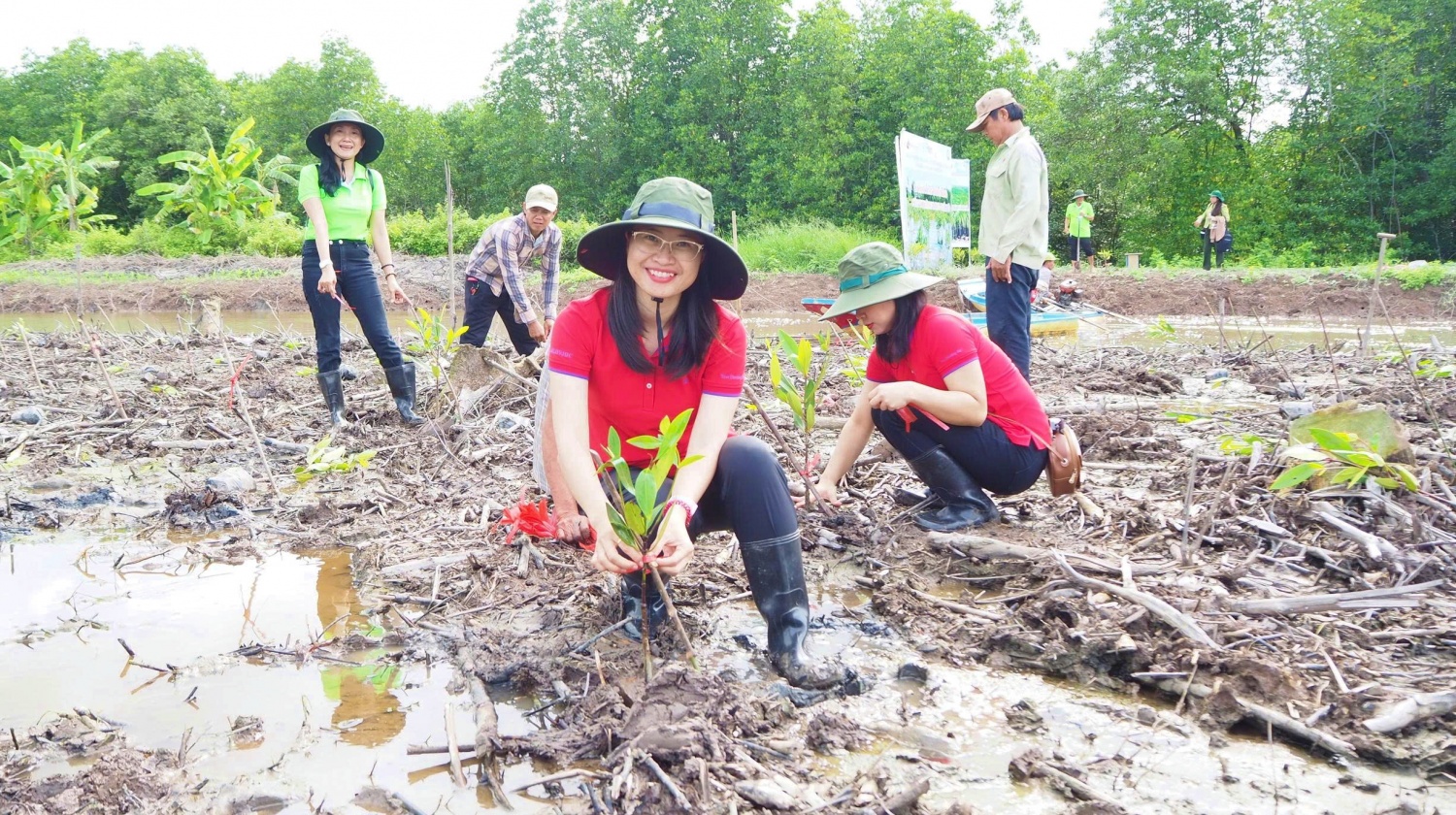 Tập thể nhân viên HL-HV JOCs hào hứng tham gia trồng rừng ngập mặn tại xã Phan Ngọc Hiển, tỉnh Cà Mau.