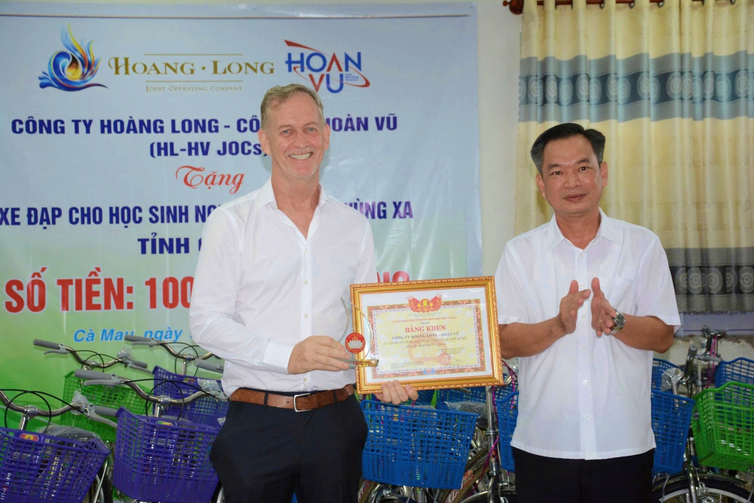 Uỷ ban MTTQ Việt Nam tỉnh Cà Mau trao bằng khen ghi nhận sự đóng góp của HL-HV JOCs cho công tác an sinh xã hội trên địa bàn tỉnh Cà Mau
