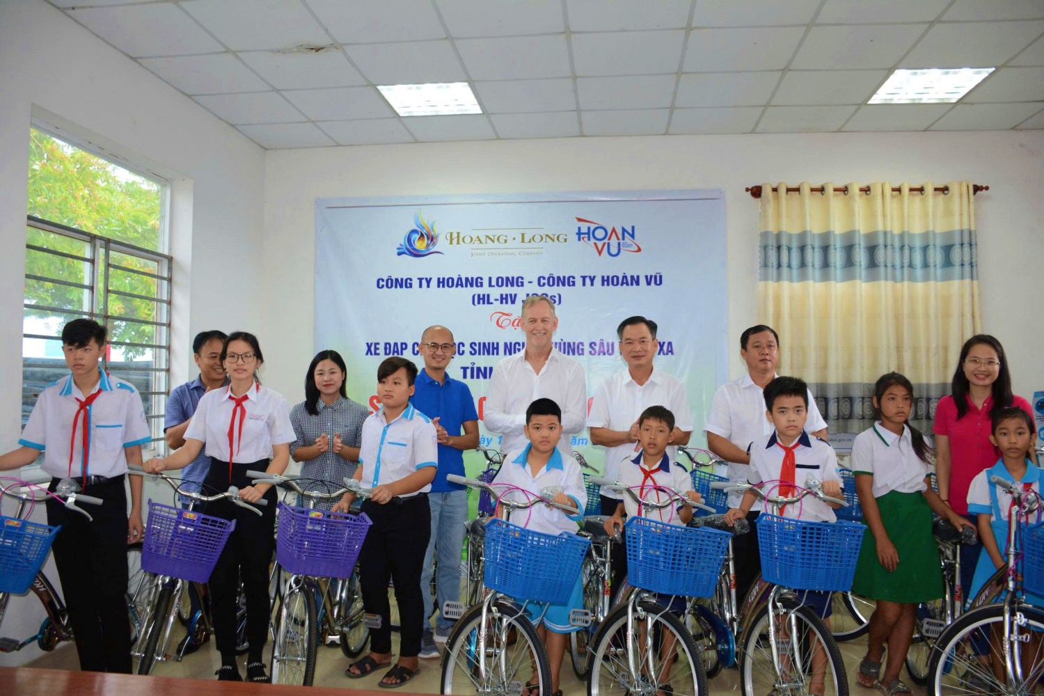 HL-HV JOCs cùng Ủy ban MTTQ Việt Nam tỉnh Cà Mau, chính quyền địa phương trao 20 xe đạp cho học sinh nghèo xã Hồ Thị Kỷ.