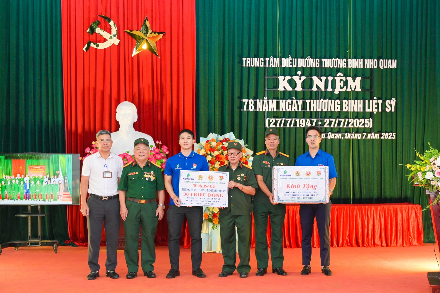 Đoàn Thanh niên Petrovietnam tặng quà và trao hỗ trợ cho các thương, bệnh binh tại Trung tâm điều dưỡng thương binh Nho Quan.