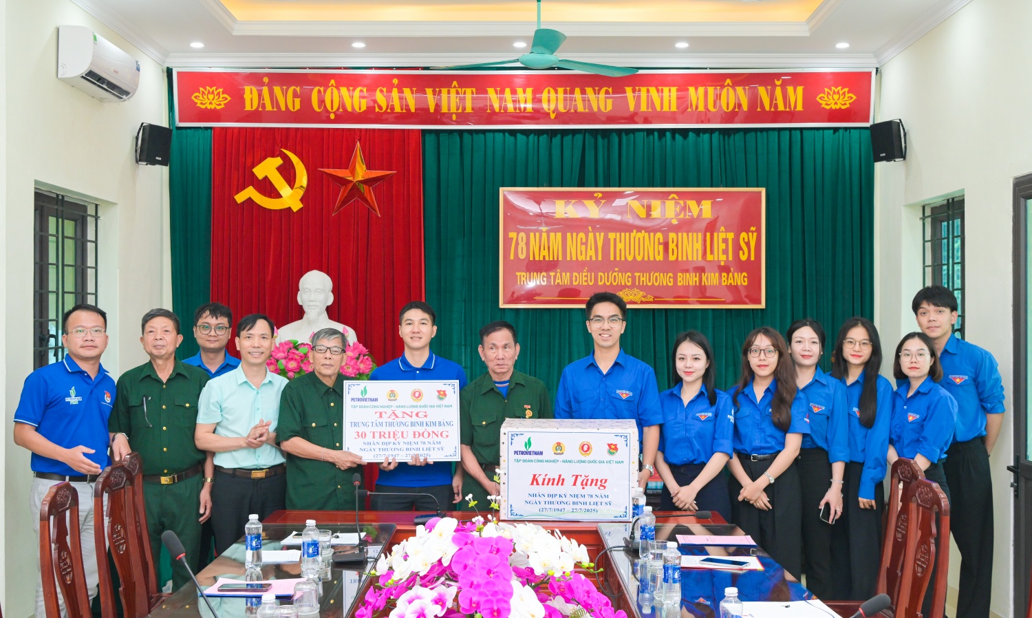 Tuổi trẻ Petrovietnam trao hỗ trợ cho các thương, bệnh binh tại Trung tâm điều dưỡng thương binh Kim Bảng.