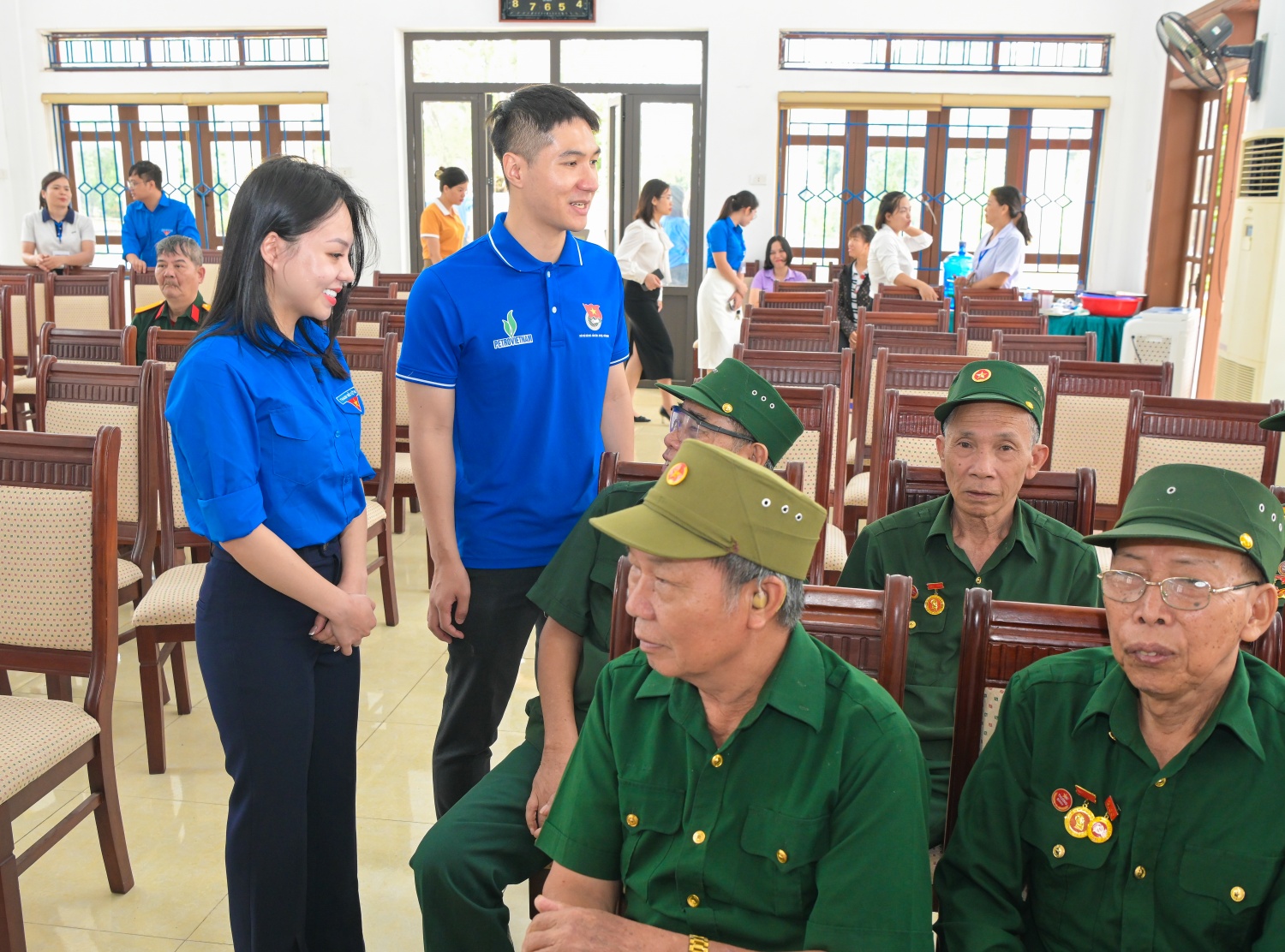 Đoàn Thanh niên Petrovietnam thăm hỏi các thương, bệnh binh tại Trung tâm điều dưỡng thương binh Nho Quan.
