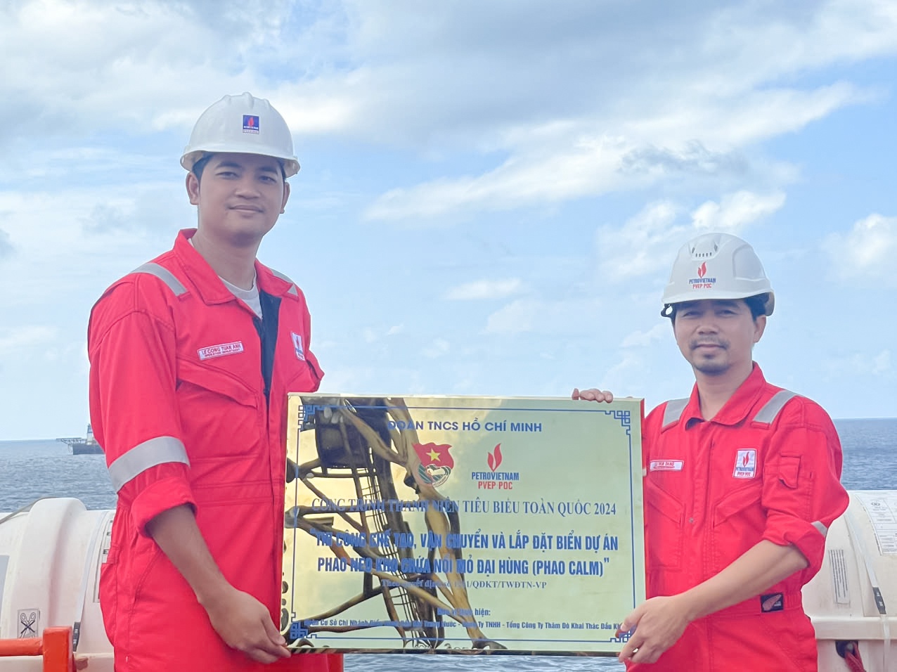 Đồng chí Lê Văn Đăng - Giàn trưởng giàn FPU Đại Hùng 01 trao biển công trình cho đồng chí Lê Công Tuấn Anh - Bí thư Đoàn Thanh niên PVEP-POC