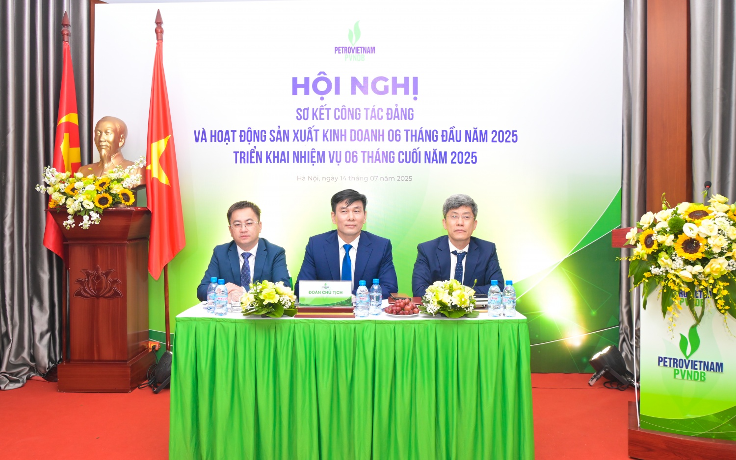 Đoàn Chủ tịch chủ trì hội nghị