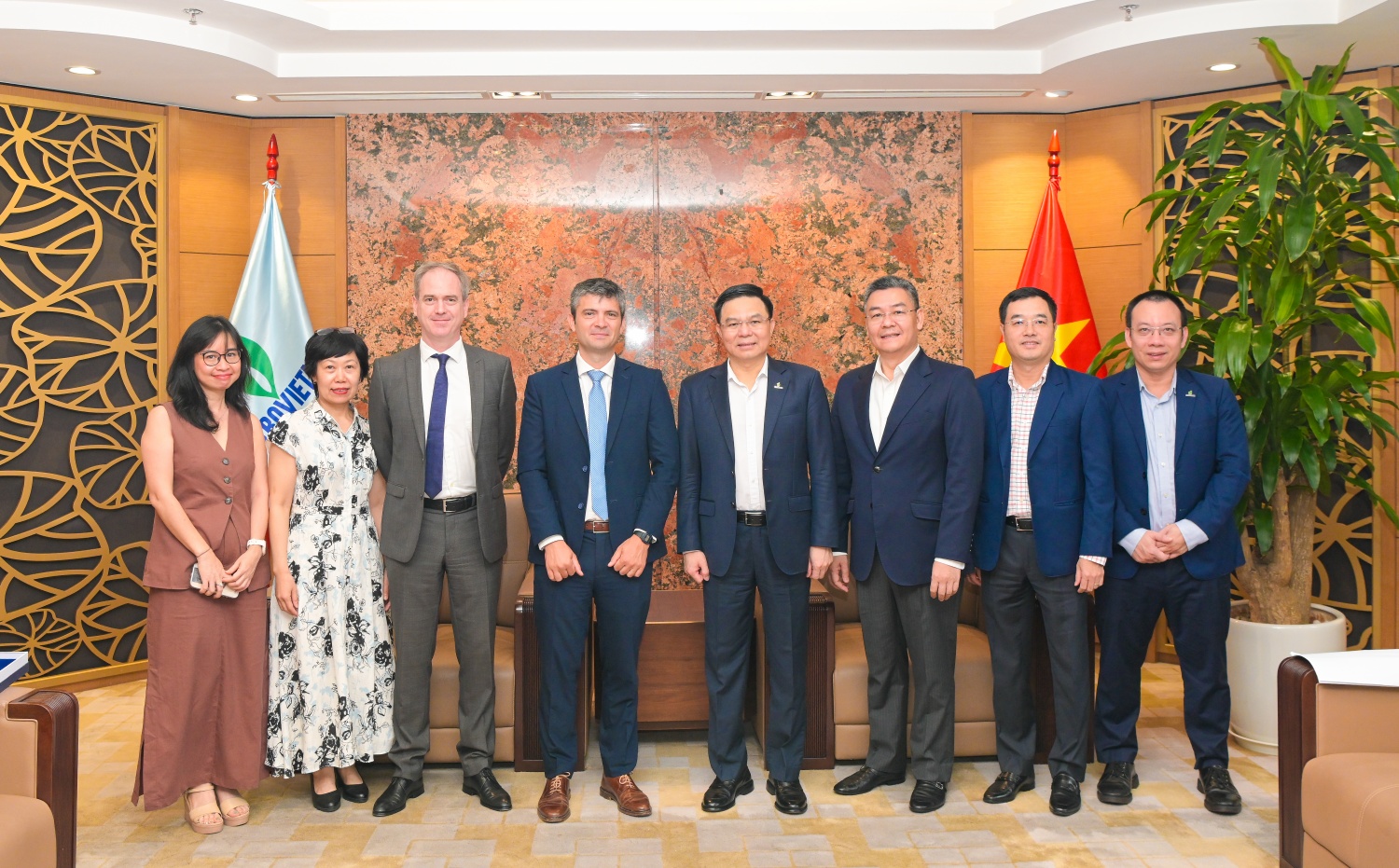 Chủ tịch HĐTV Petrovietnam Lê Mạnh Hùng làm việc với đoàn công tác Công ty Dầu khí Perenco