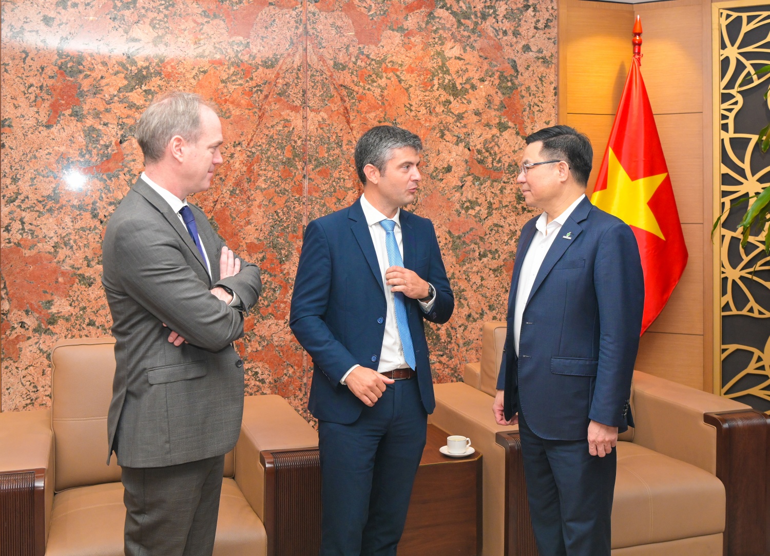 Lãnh đạo Petrovietnam và Perenco trao đổi về việc phối hợp đảm bảo tiến độ dự án và tìm kiếm các cơ hội mở rộng đầu tư tại Việt Nam