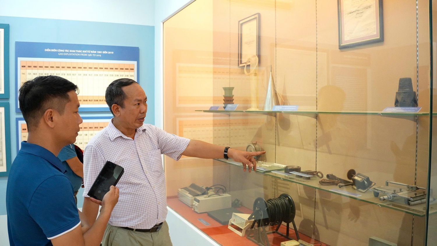 Ông Hoàng Văn Nhuận, kỹ sư chính khoan khai thác dầu khí, Công ty Dầu khí Sông Hồng (PVEP SÔNG HỒNG) giới thiệu về các kỷ vật trong Khu lưu niệm Dầu khí.