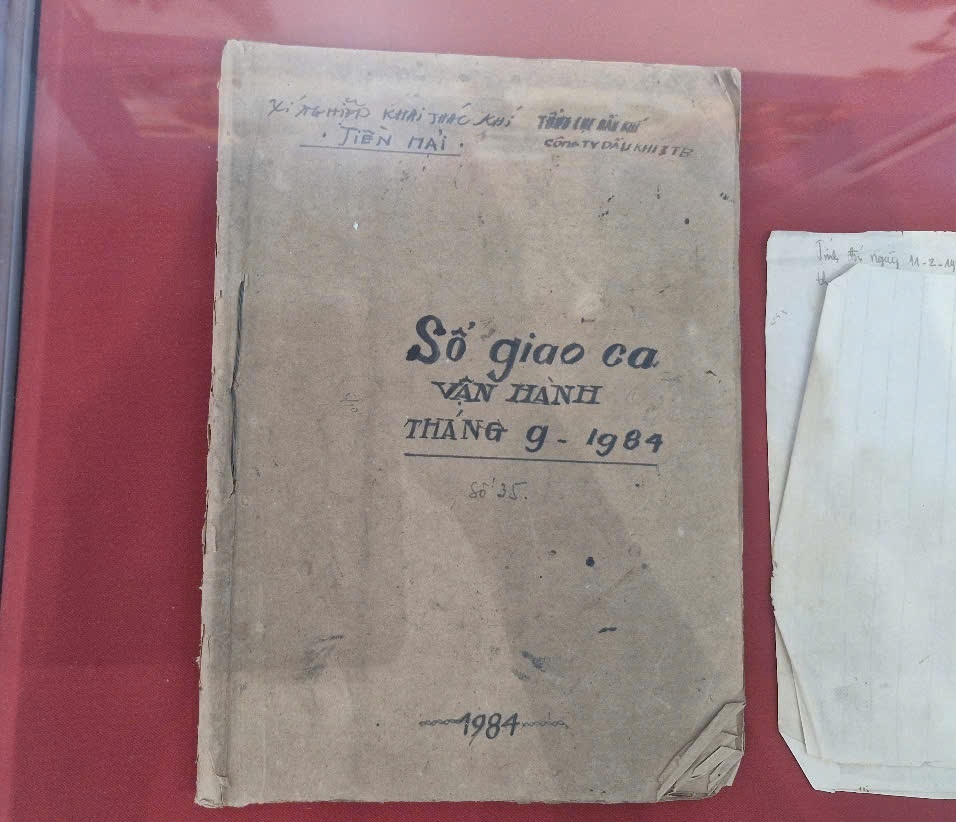 Sổ giao ca vận hành số 35, tháng 9/1984 của cán bộ, nhân viên Xí nghiệp Khai thác khí Tiền Hải.