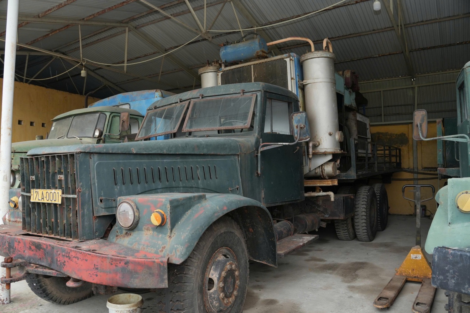 Máy nén khí YKII80 do Liên Xô sản xuất, được đưa về Việt Nam sử dụng từ năm 1970, dùng để bơm nén khí với áp suất 80at, thổi sạch tạp chất trong đường ống dẫn khí có chiều dài <10km.