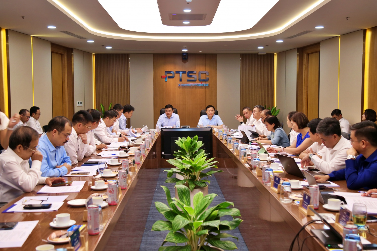 Thường trực Đảng ủy Petrovietnam làm việc với Đảng ủy PTSC (Ảnh: Nguyễn Hiển)