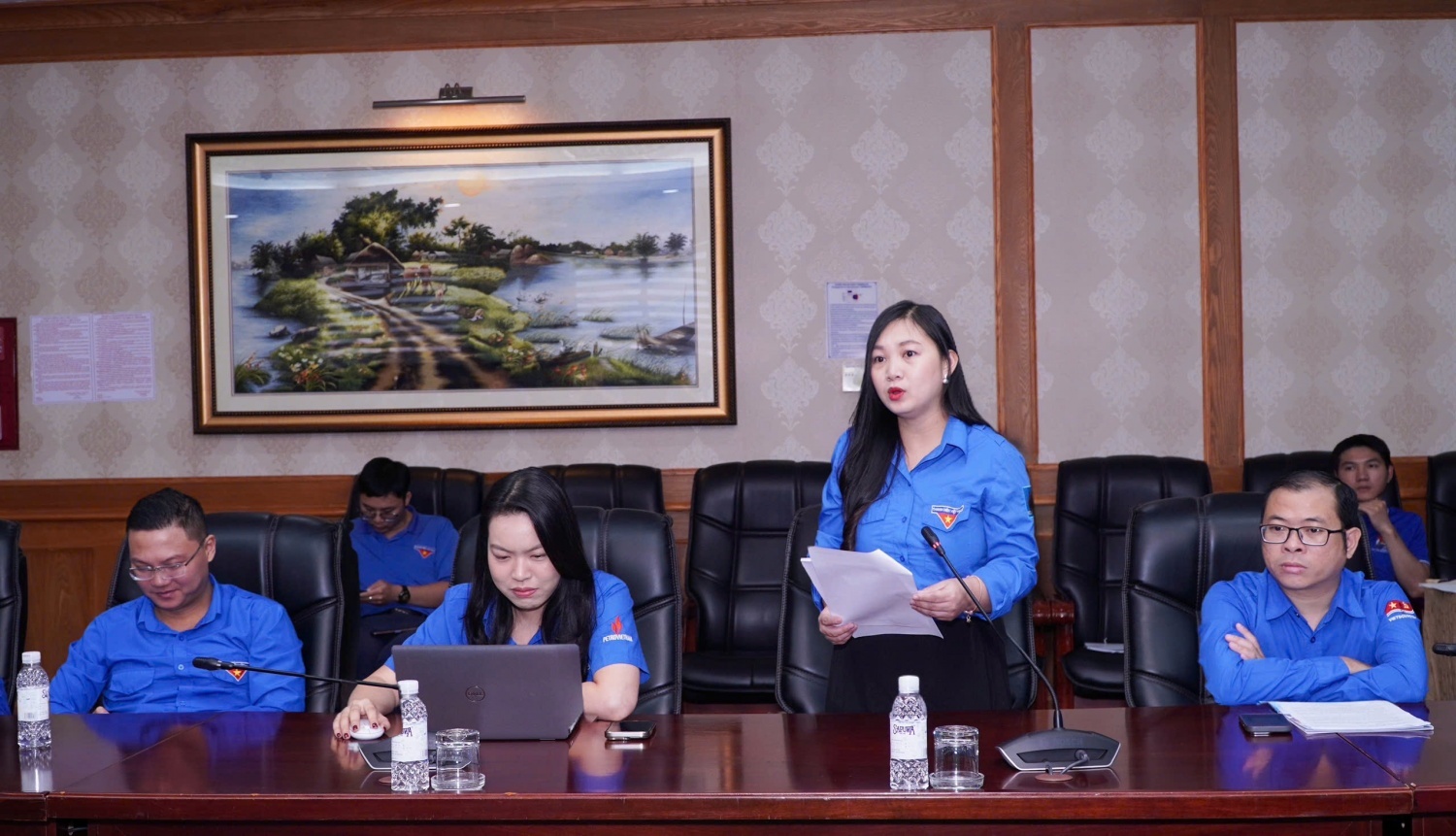 Đồng chí Lê Dịu Hương - Ủy viên Ban Thường vụ Đoàn Thanh niên Petrovietnam, Bí thư Đoàn Thanh niên PVEP thay mặt tuổi trẻ đơn vị trình bày góp ý vào dự thảo văn kiện Đại hội Đảng các cấp.