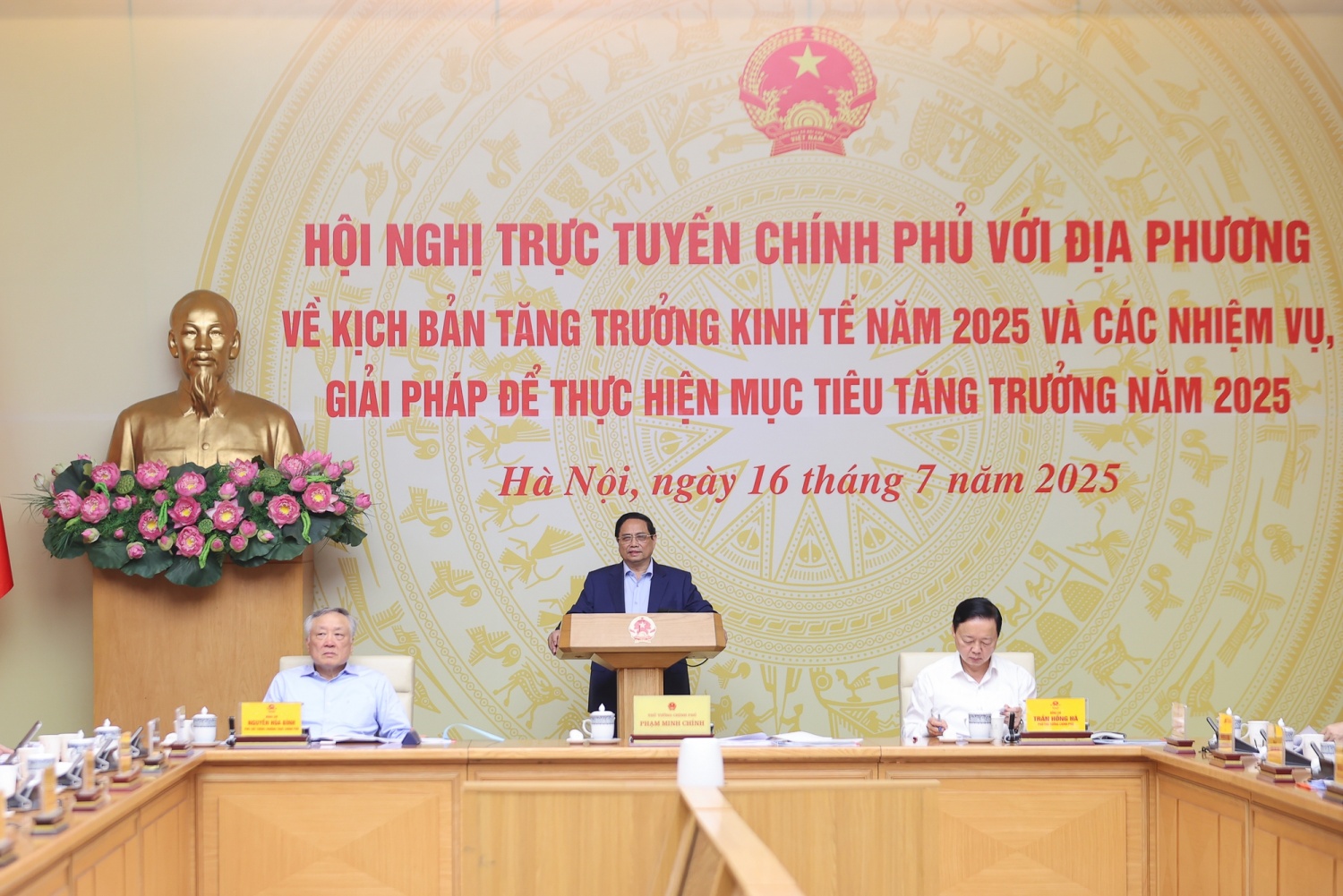 Thủ tướng Phạm Minh Chính chủ trì Hội nghị trực tuyến Chính phủ với địa phương về kịch bản tăng trưởng kinh tế năm 2025 và các nhiệm vụ, giải pháp để thực hiện mục tiêu tăng trưởng năm 2025 - Ảnh: VGP/Nhật Bắc